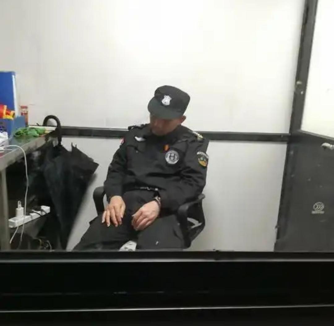 昨天晚上保安老王值夜班，后半夜犯困坐岗亭里面睡着了。这时候一个业主开车回来，眼看