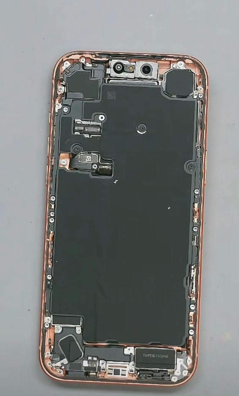 iPhone17Pro机型内部拆解图已发布主板现在比以前小得多，几乎达到相