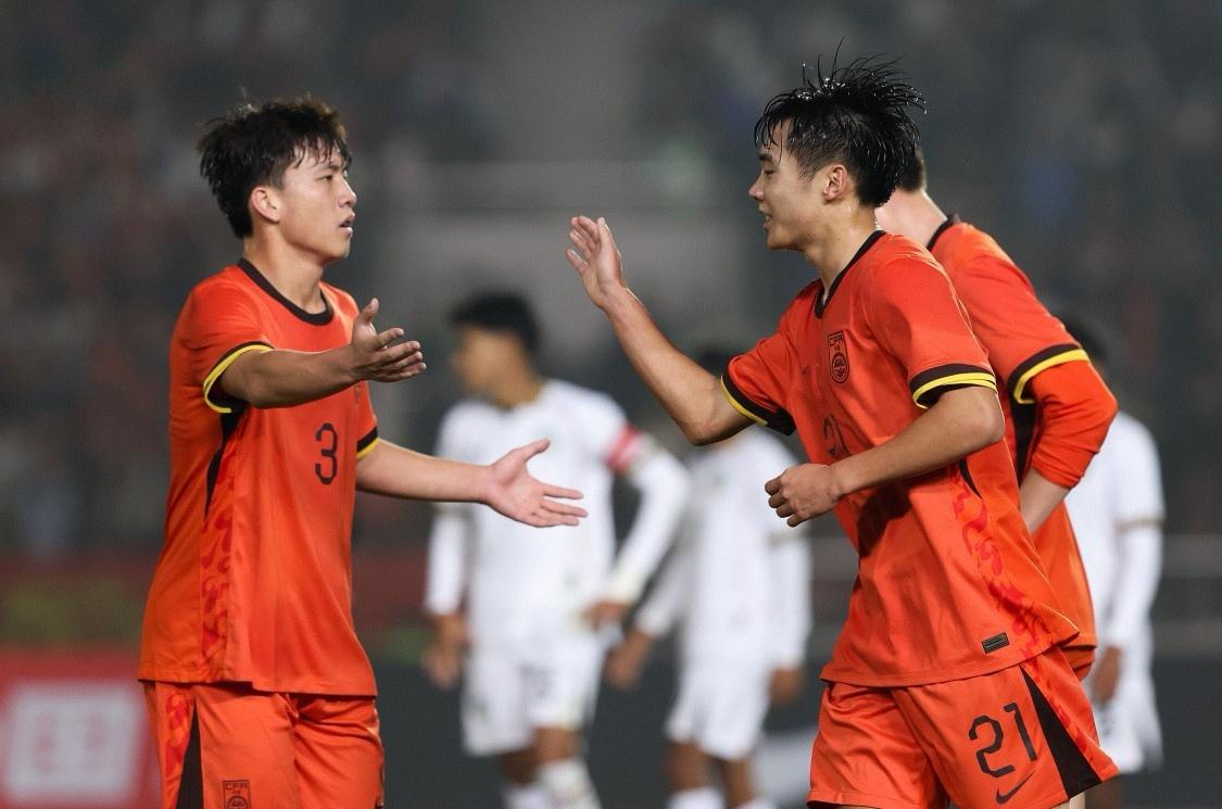 球迷们喜欢这批U17的球员，不是因为他们能14-0大胜东帝汶，而是他们踢的是球迷