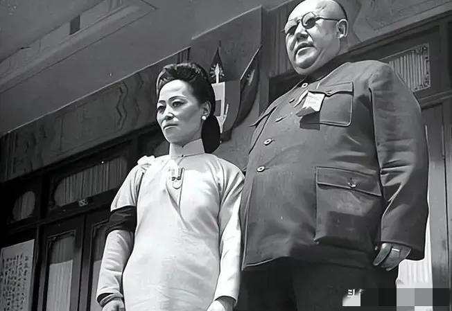 1956年美国豪宅里的马鸿逵：200公斤体重背后，是宁夏17年的民脂民膏1