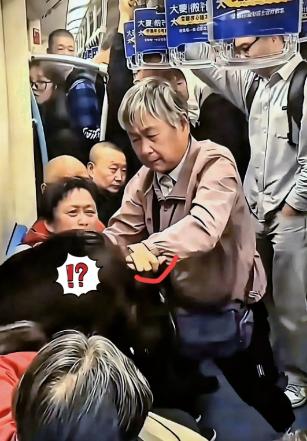 真痛快！上海地铁9号线上拽女孩头发、吐口水的俩大妈栽了，警方已正式立案调查。白发