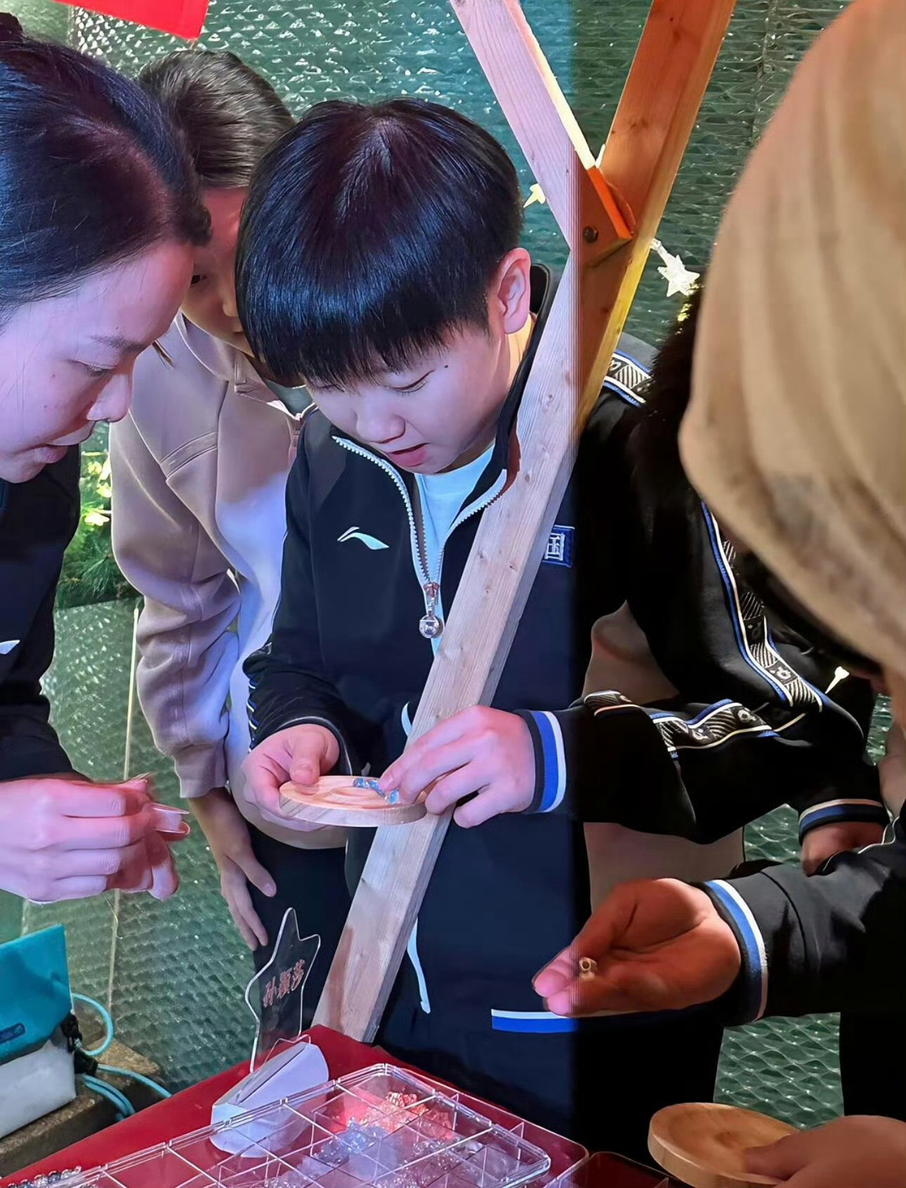 孙颖莎开开心心参加晚宴，混团世界杯欢迎晚宴的快乐源泉来啦！孙颖莎带着满脸元气奔赴