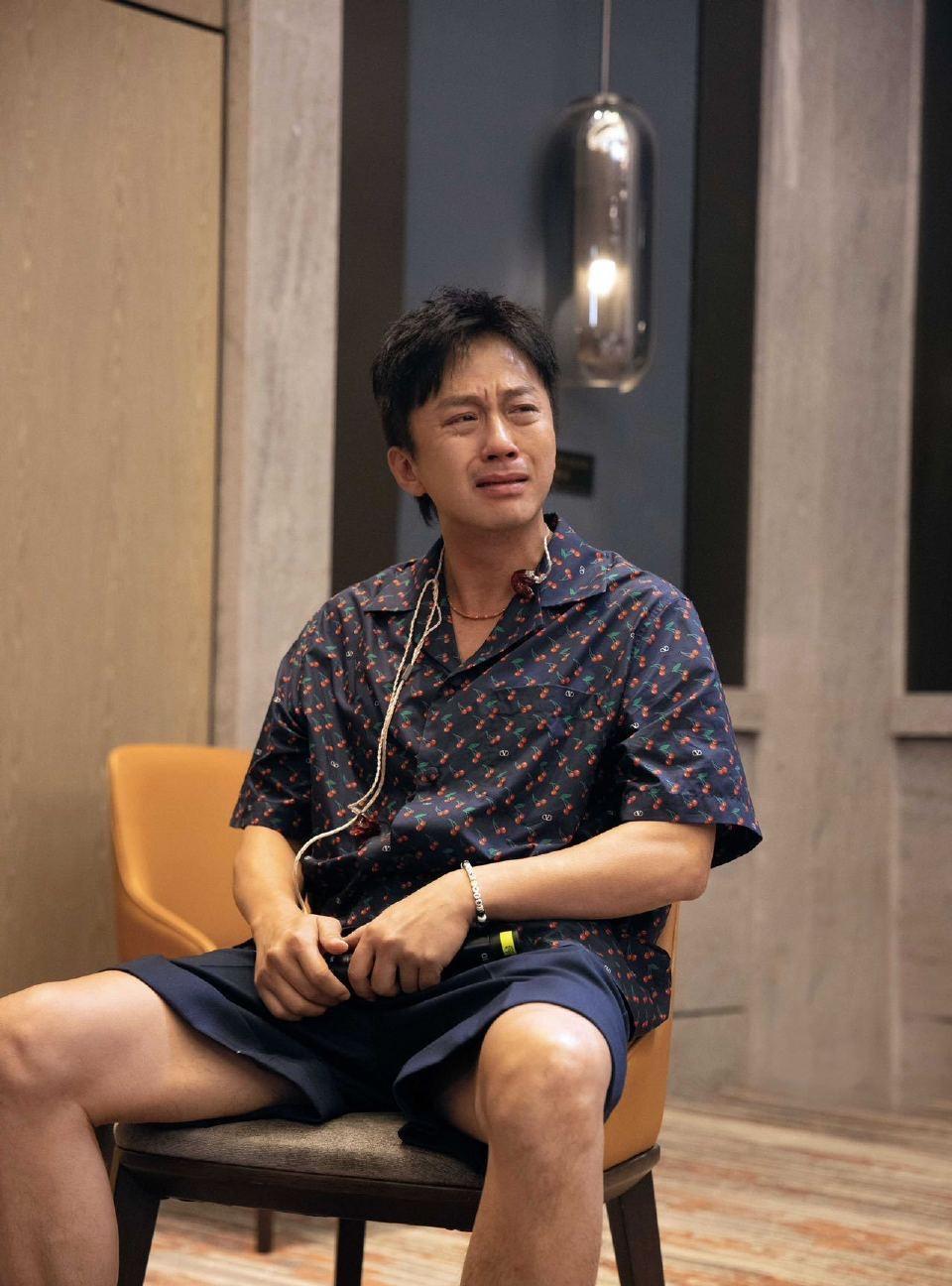 《关于那首歌》鹿晗：（看着邓超发来的视频，声音有点哑）"超哥...你哭成这样，