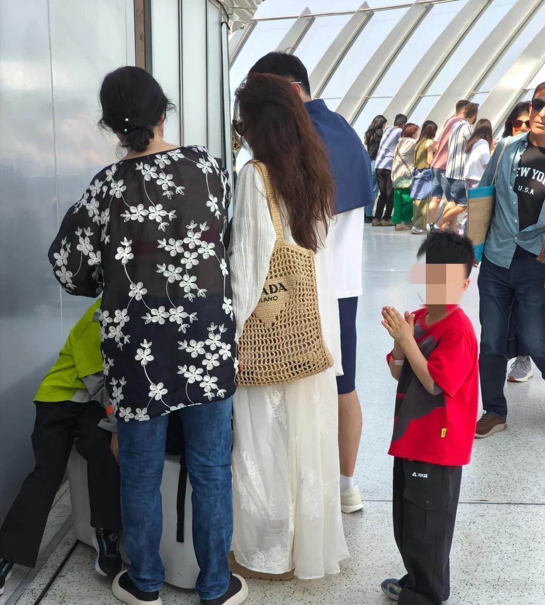 马龙带全家迪拜度假！夏露小腹隆起被疑二胎，夏露小腹隆起疑怀二胎，2万7麻布袋太惹