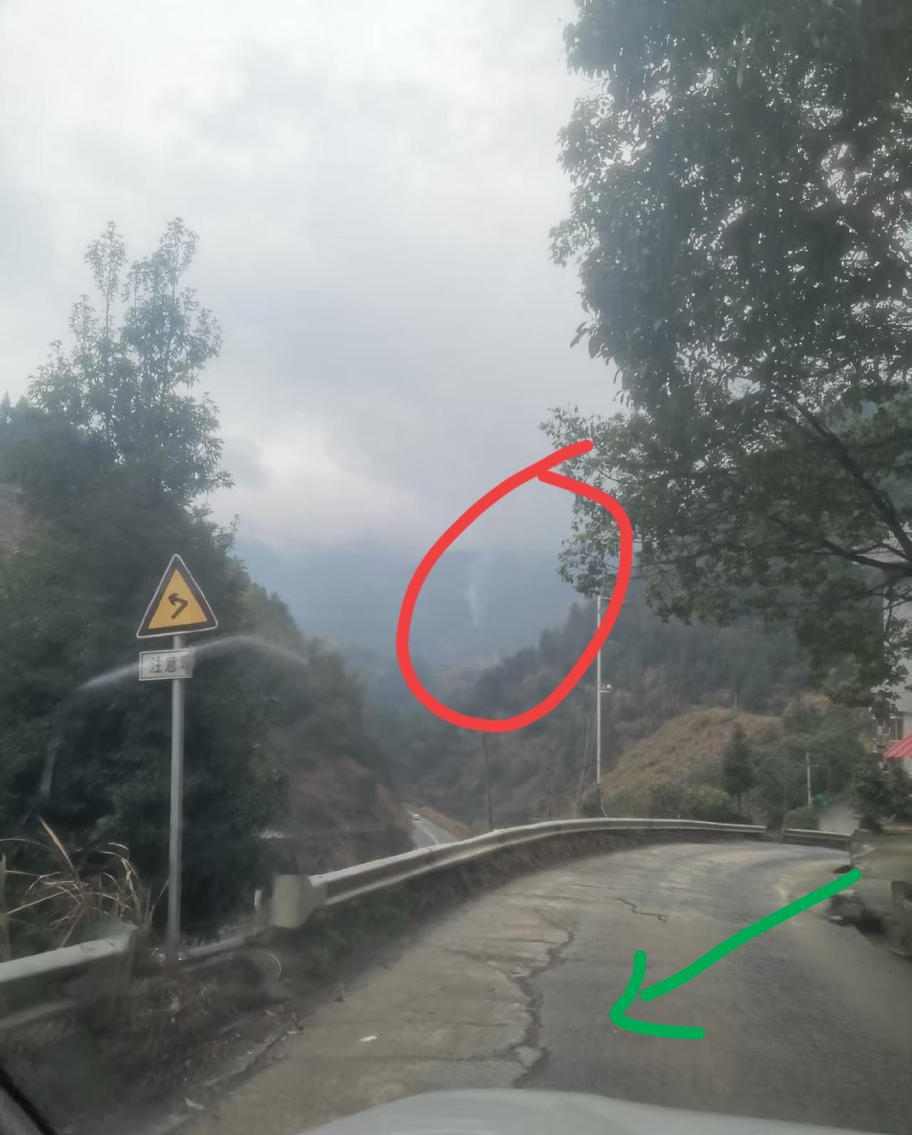 太心疼了！春节值守的6名消防员在完成灭火任务返回途中因消防车坠崖牺牲。知情人透露