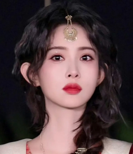 说真的孟子义只要不塌房她有没有演技已经不重要了，完全不需要塑造任何人设，