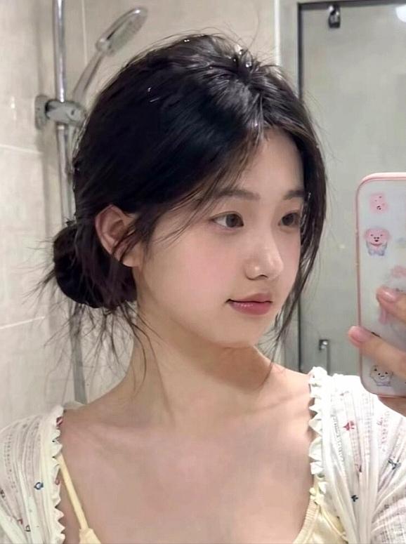 小可爱在洗澡间也不忘自拍一下。