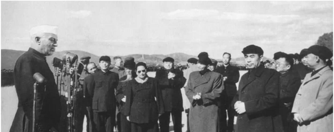 【周恩来总理的老照片】1954年10月19日，印度总理尼赫鲁访华，图为其在首都机
