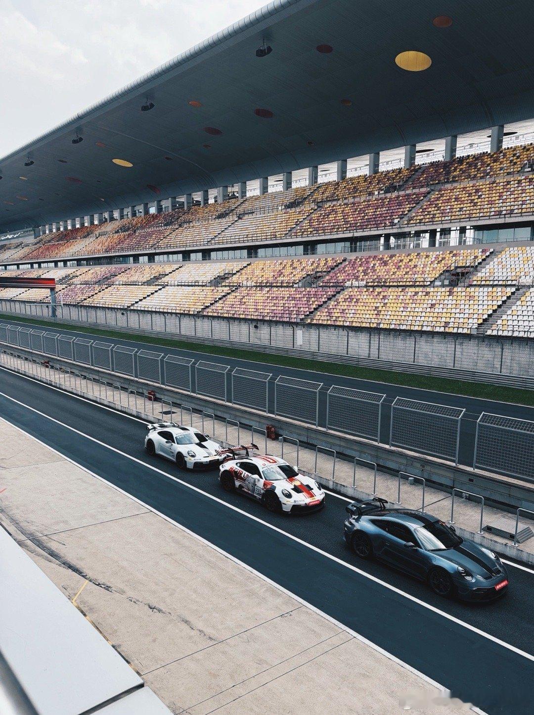 又一个保时捷赛道日这台turboGT痛车可太喜欢了🙈​​​