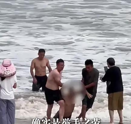 上央视了。山东青岛，一男子带着家人在海边露营，听到海边传来呼救声，他没有丝毫犹豫
