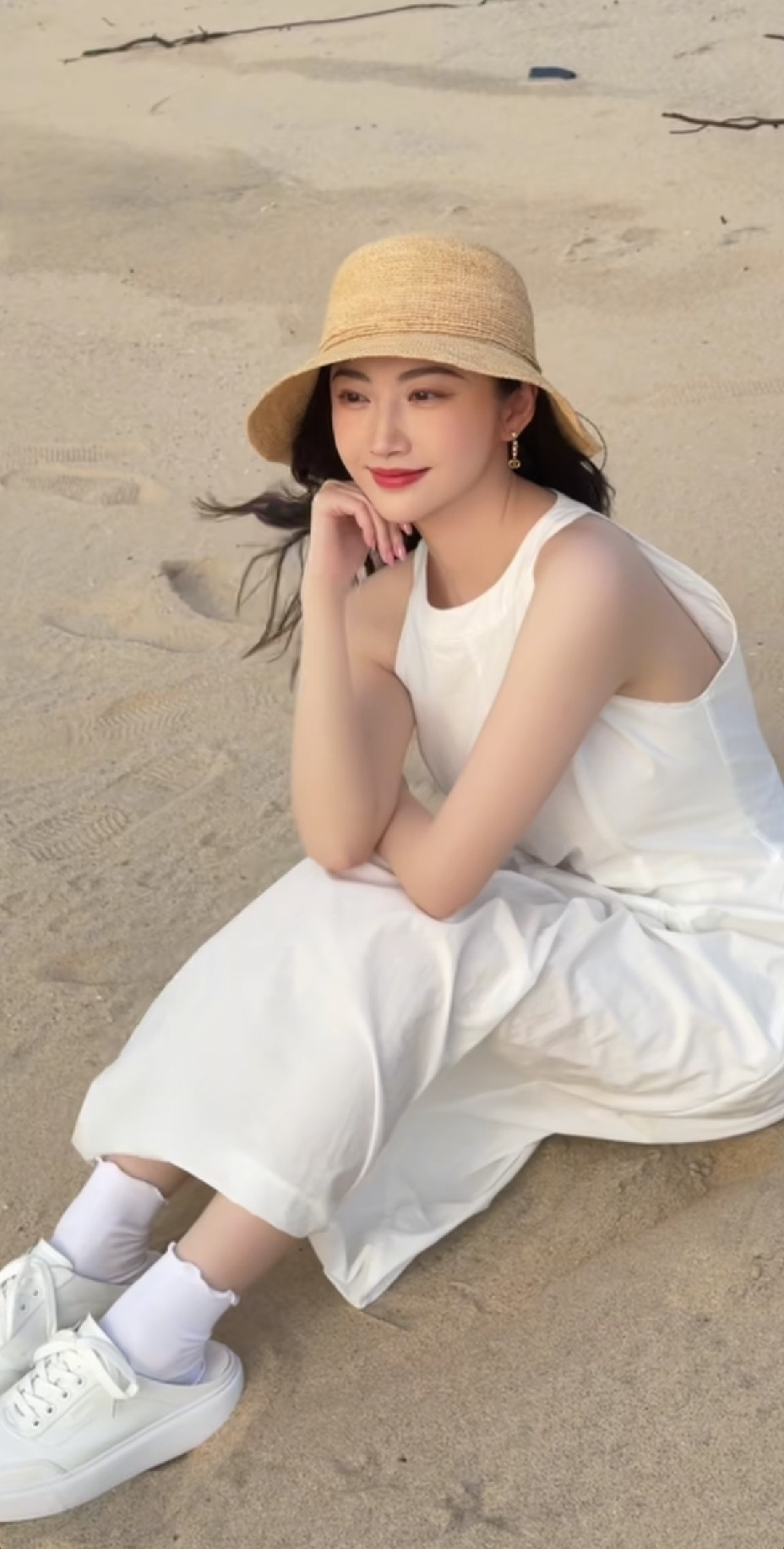 景甜终于更新动态了，视频里她在海边自在起舞，整个人状态松弛从容，看不出前段时间风波带来的疲惫。之前孙