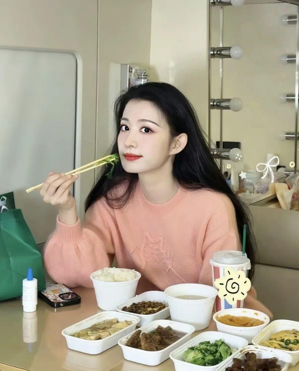 这些女明星是真这么放开吃还是摆拍啊？从田曦薇到张婧仪再到王楚然，有被她们晒的餐食