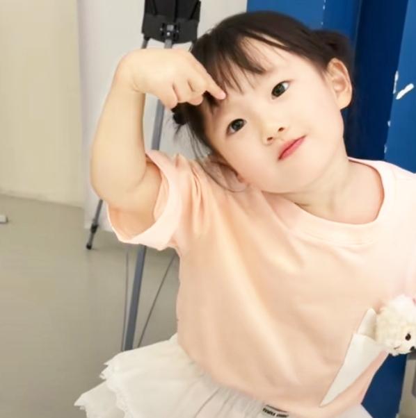 3岁闪闪意外获国际时装周邀约，无心插柳却迎来高光时刻！黄一鸣原本只是带孩子去模