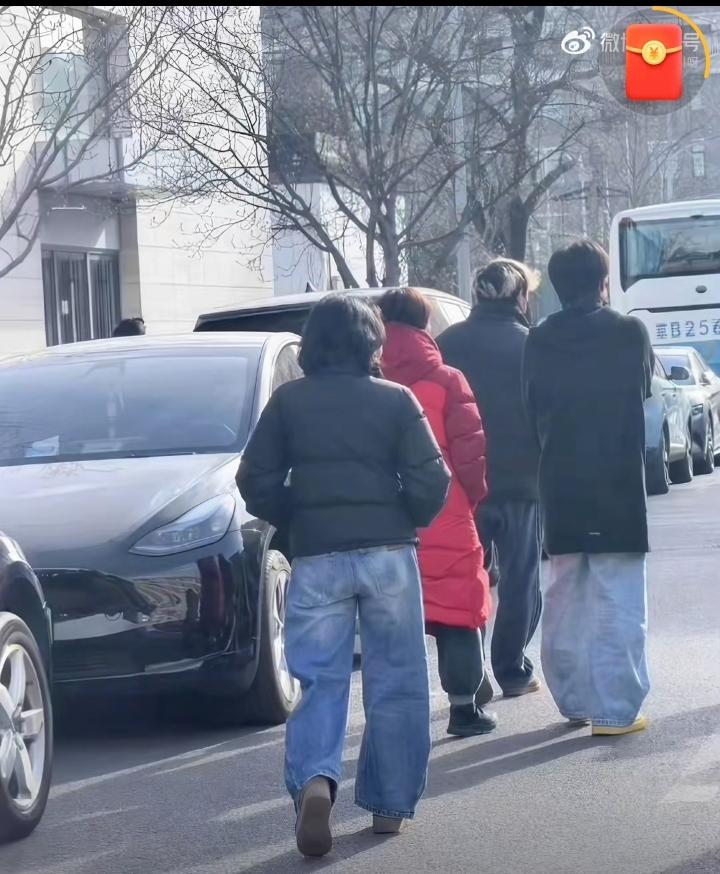 一出门就上热搜[捂脸哭]，昨天王楚钦和妈妈出现在了北京大学校园，穿着黑色长款大衣