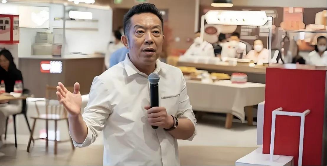 贾国龙要跟罗永浩算总账了……都这时候了，还要赶着高铁发“战书”，今晚十点要跟