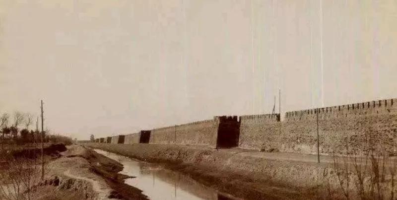 1953年，吴晗决定拆除北京古建筑，梁思成百般劝阻遭拒绝，急得蹲在地上失声痛哭。