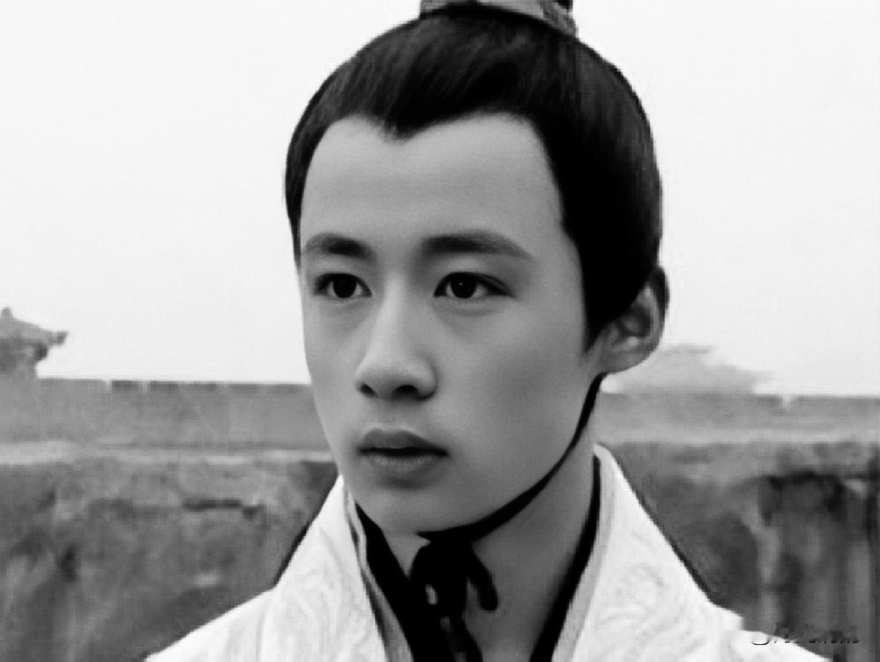 公元前153年四月，刘荣被正式册立为皇太子，同一时间，他的异母弟刘彻被封为胶东王