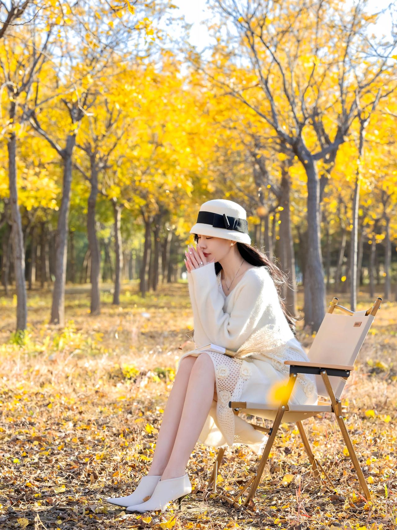 风起时想你，银杏叶簌簌飘落，像时光寄来的金色信笺。林间光影斑驳，你着素衣、戴