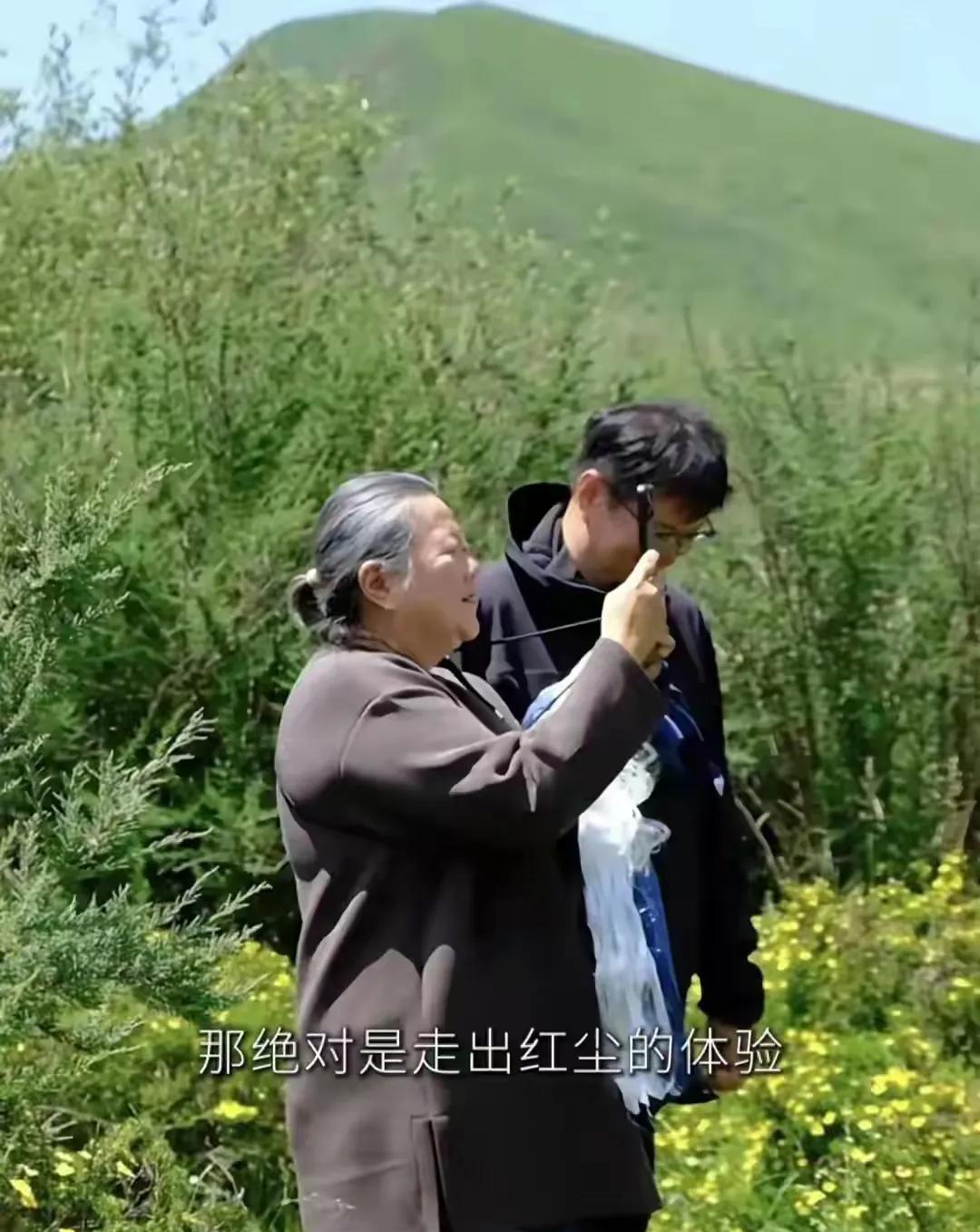 不要看这个头发花白，穿的土的土气的大妈。她可是出生名门望族。妥妥的上流社会名人，