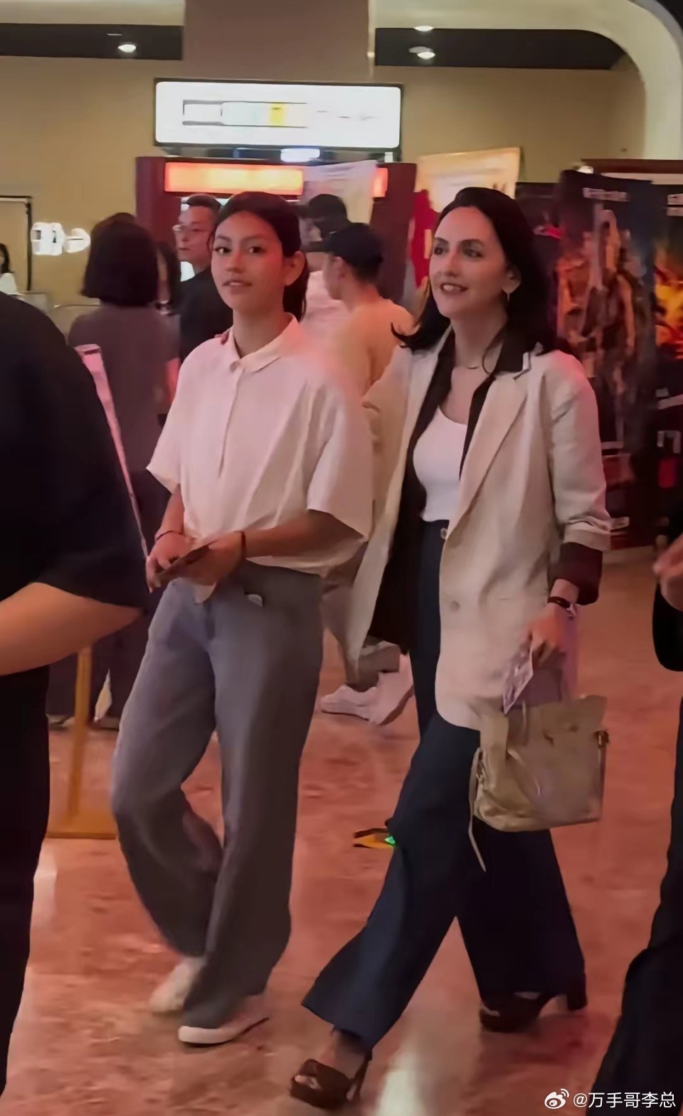 刘烨的老婆安娜，带着女儿一起现身电影《四渡》的首映礼，女儿安娜这么大了。安娜穿着
