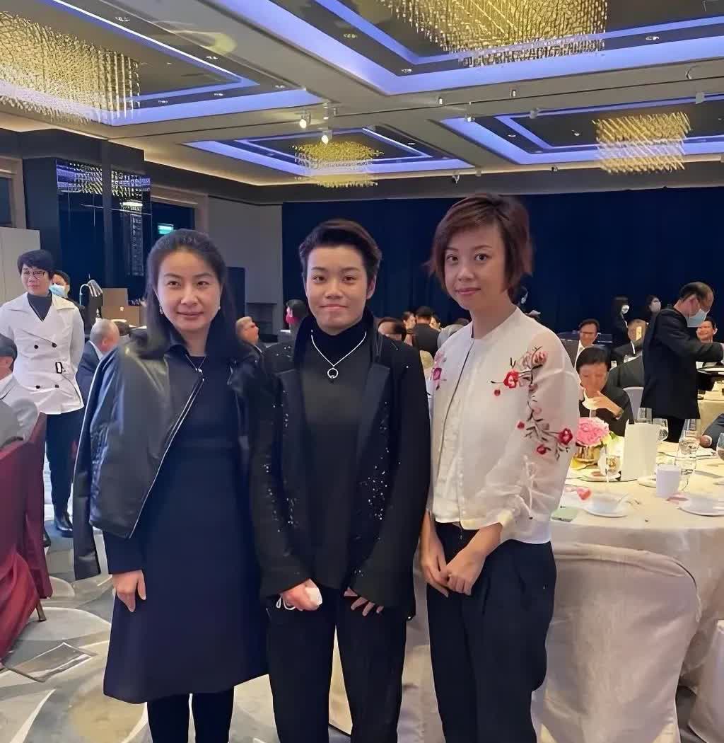 郭晶晶和张怡宁这么厉害，在酒店会餐与人合影，竟然没站在C位？不得不说体育明星们颜
