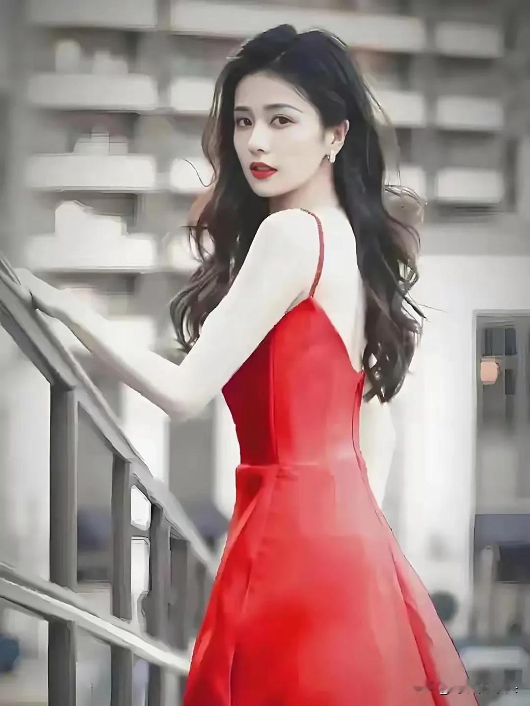 白鹿写真真养眼，风格独特又吸睛，看完心情都明亮了。