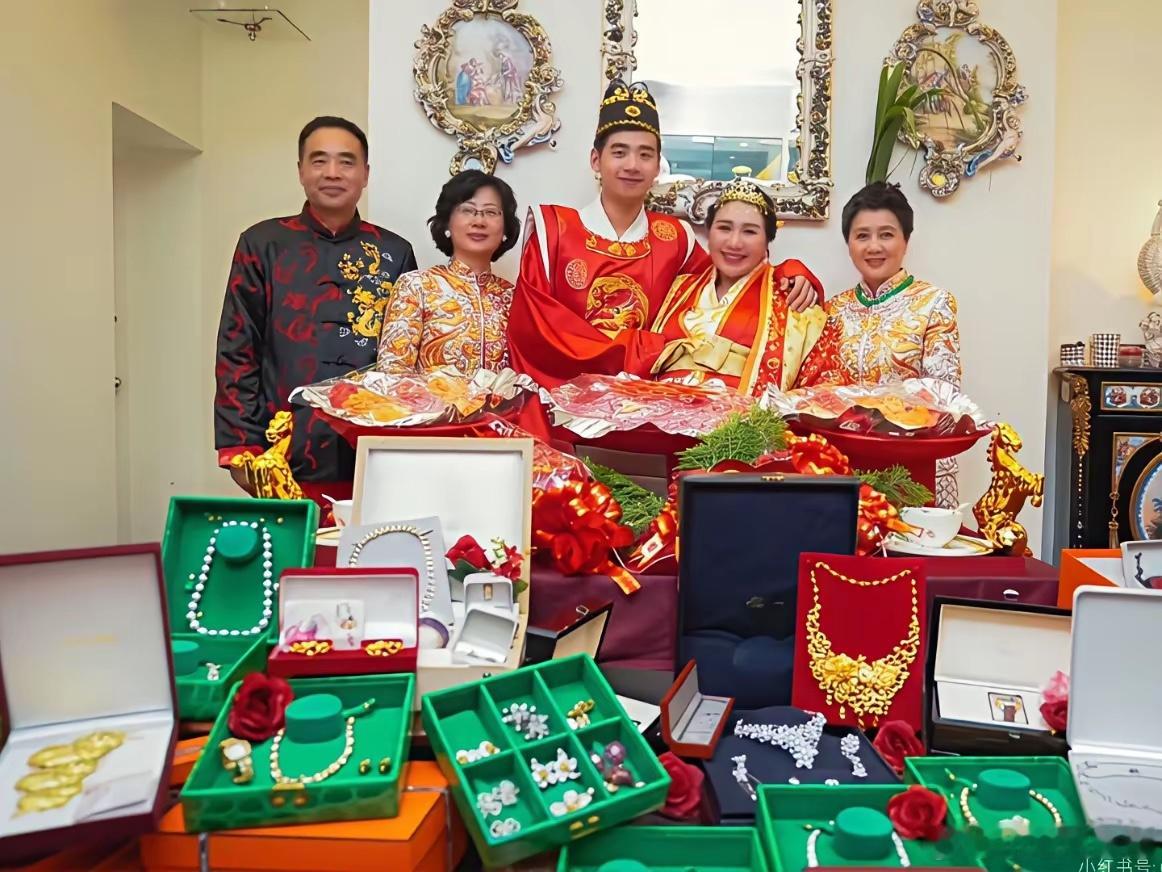 何超盈结婚时，四太手上拿的这串金手镯，共有15个，款式简约却不失美观，以现在的市