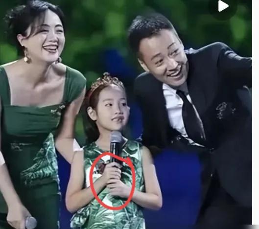辛芯仪这小名本本确实挺有意思，爹妈取名就图个本分实在。这姑娘真是从小优秀到大，3