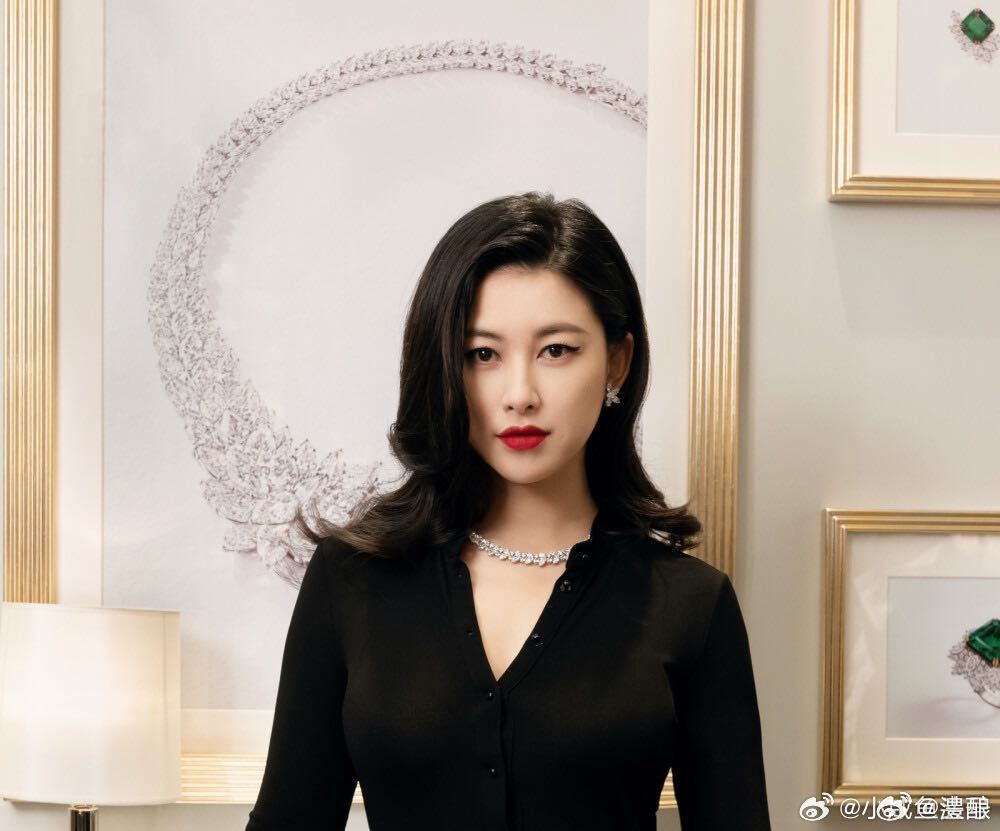 朱珠好绝的妈咪气质朱珠的妈咪气质温柔又大气，举手投足间尽显优雅，既有母性的柔和