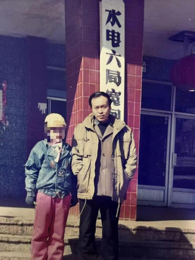 2001年，辽宁宽甸水电六局处长姜代斌在单位门口掏钥匙时，遭人暗处连开两枪。一颗