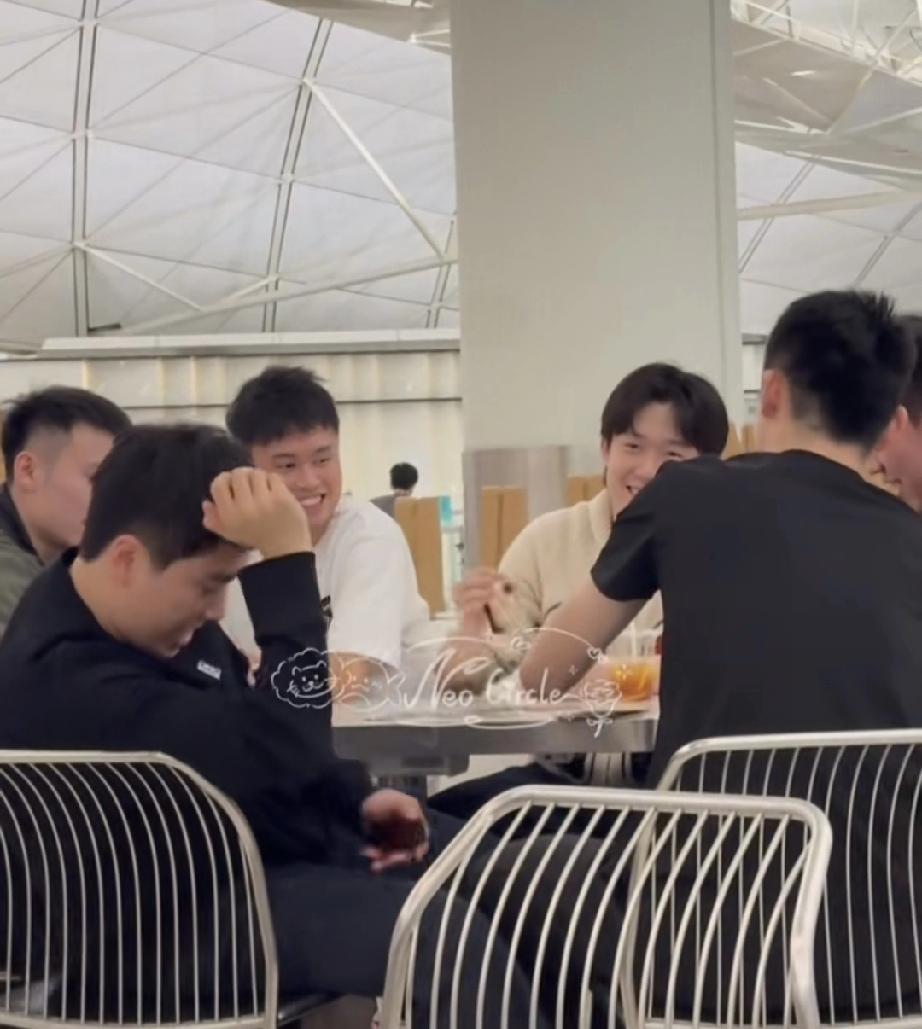 等候转机，哥几个打牌好欢乐国乒再香港转机，头哥和国乒队友全开源、温瑞博、梁靖崑