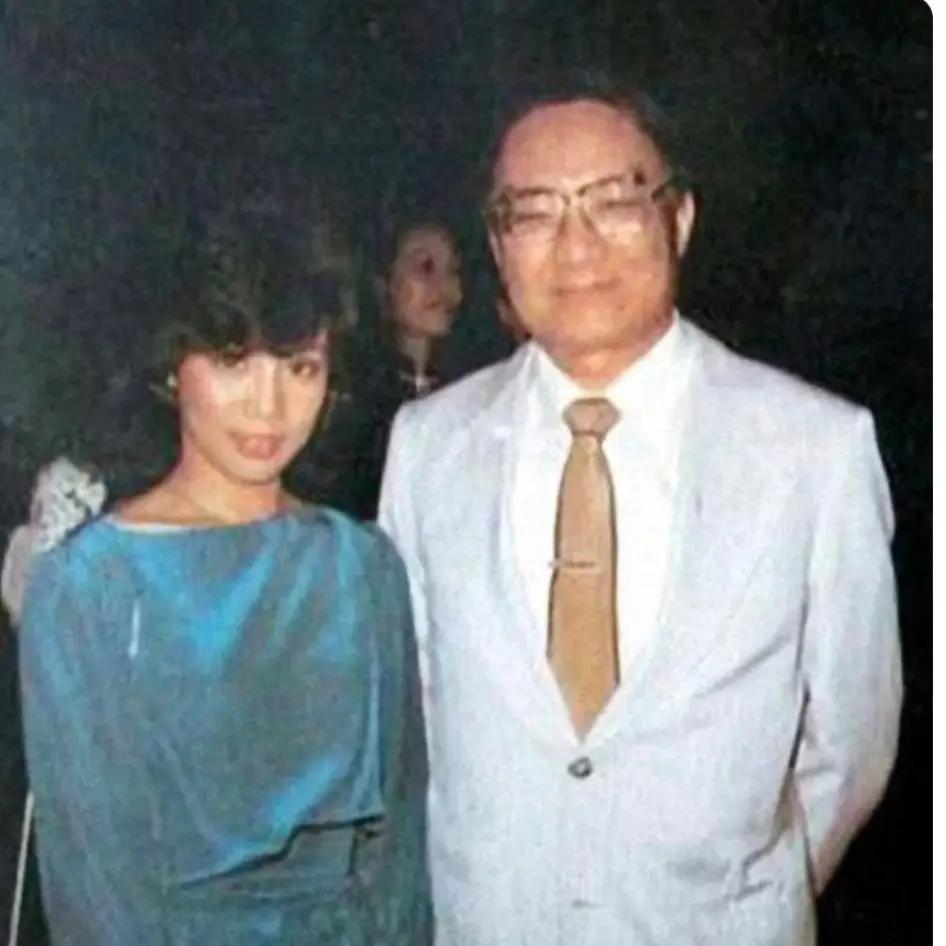翻到这张80年代的老合影，一边是写出无数江湖梦的金庸老爷子，一边是把黄蓉从书里抠