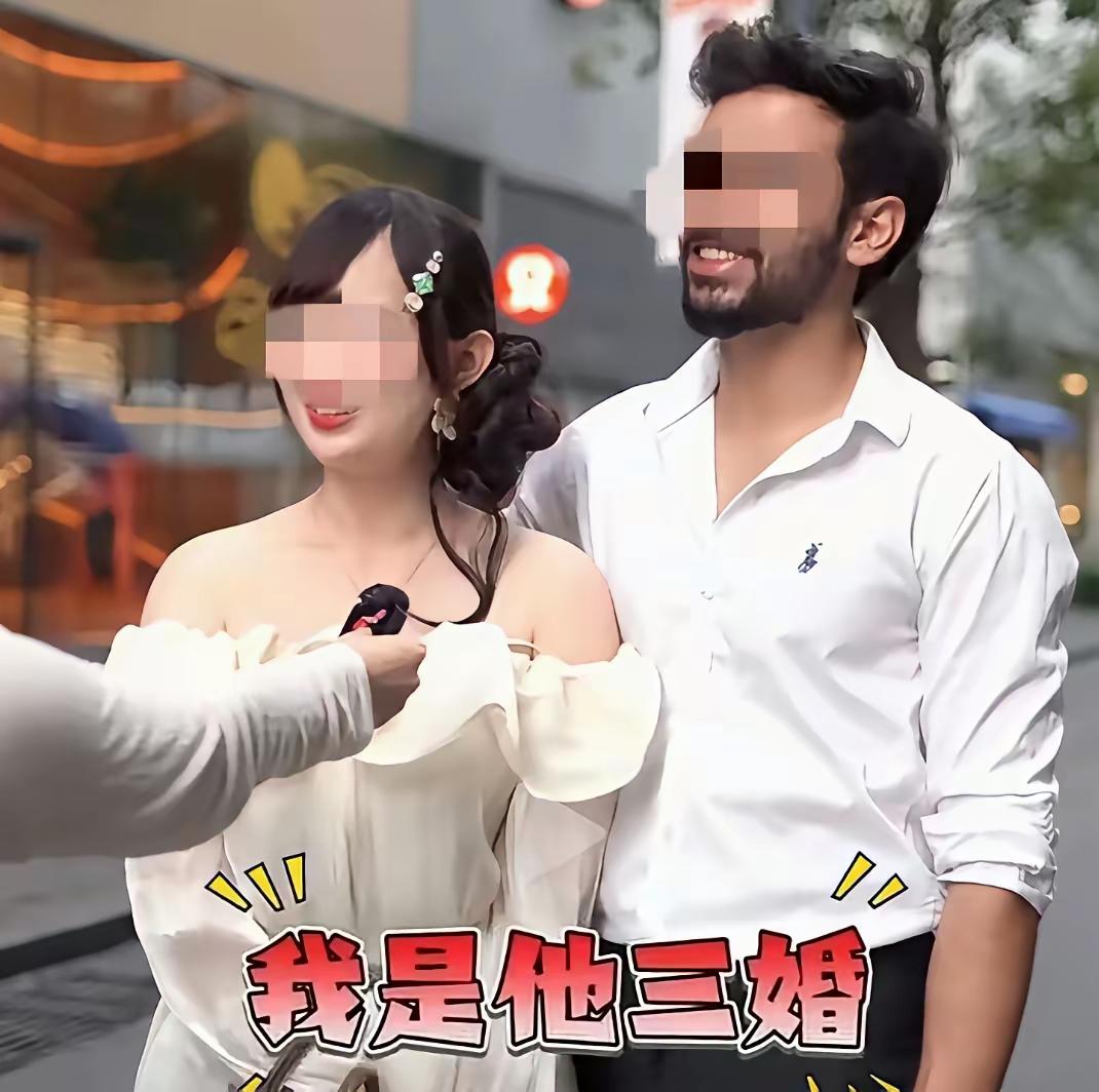 我是他的三婚。这个女子很自豪的介绍自己的印度老公。这个阿三也掩饰不住内心的高兴