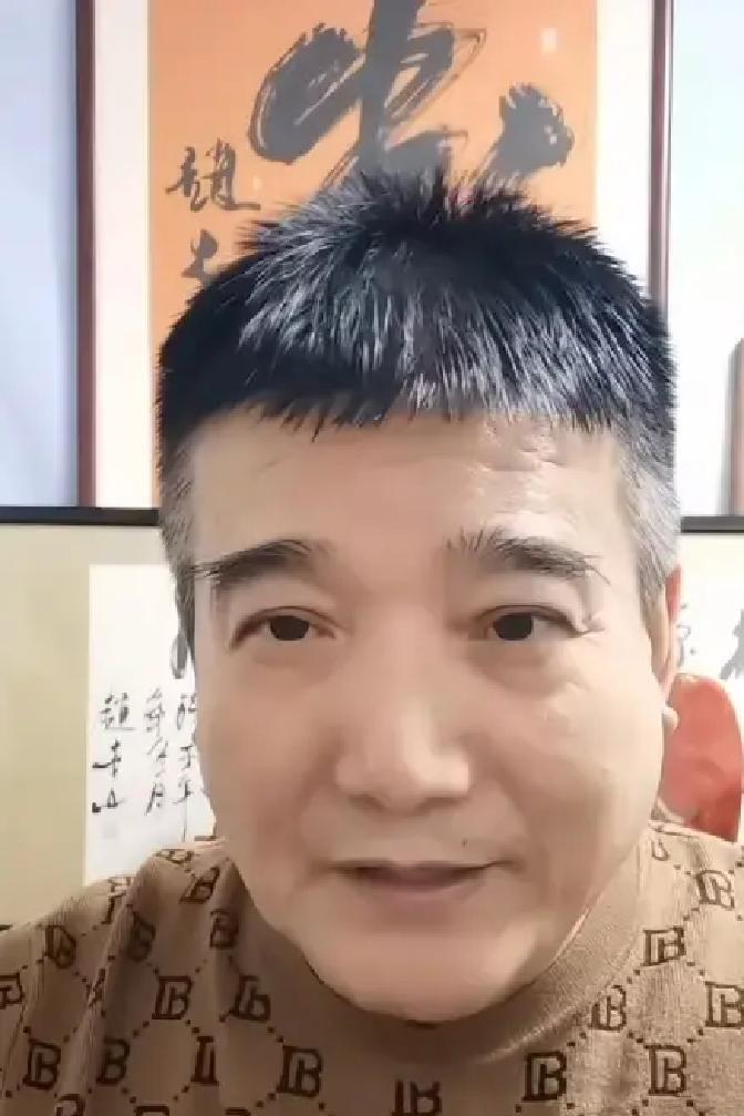 后备箱里的辛酸，换不来同情。闫学晶前夫直播爆料，说她早年跟着高秀敏跑场，累到坐