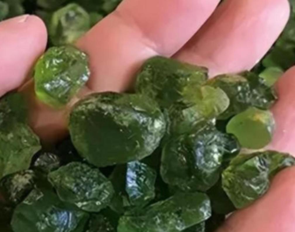 “你说上交就上交？”2002年天津一男子花了10年，捡了600多块蛟河橄榄石，专