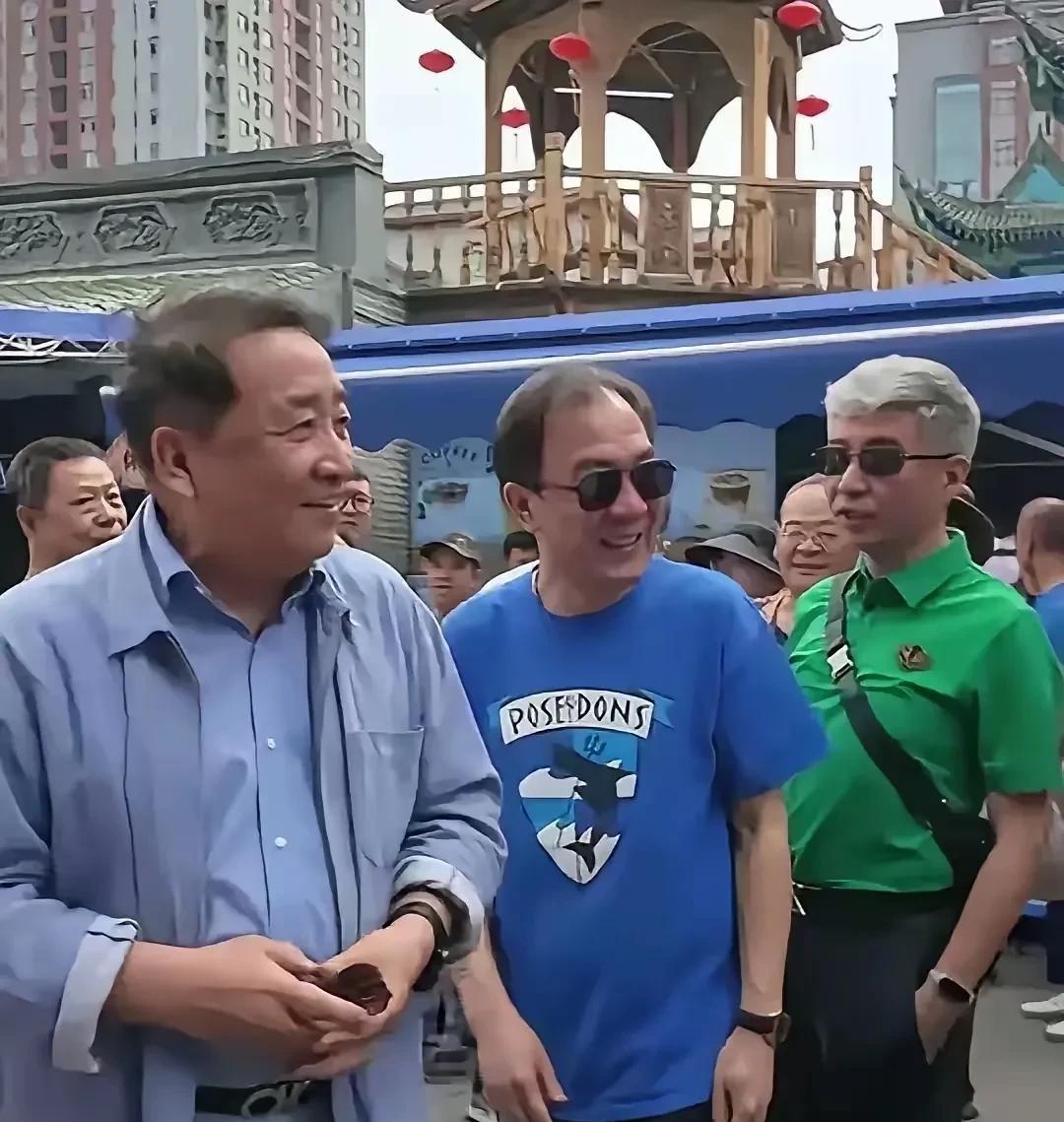 姜昆老师，不累吗？近日，相声表演艺术家姜昆老师，带着他的爱徒戴娶婶和周捐人远赴