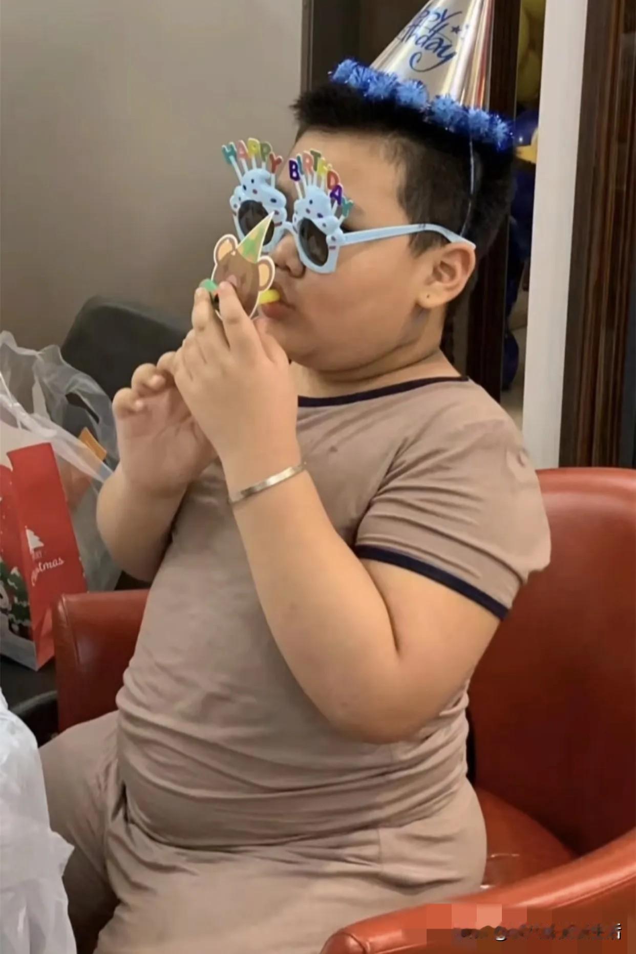 小的时候胖乎乎的，挺可爱的，长大了如果还这么胖，是不是也挺发愁的？郭德纲的小儿