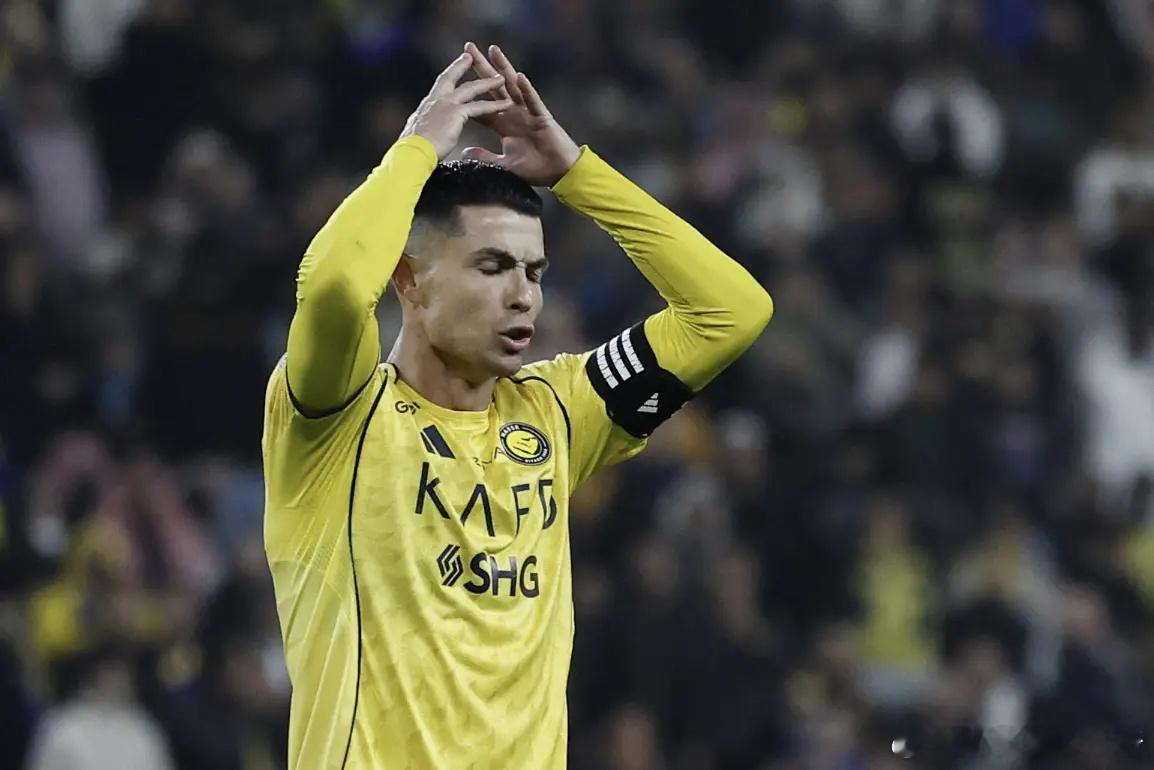 强势打脸C罗！沙特联赛官方：他无权干涉其他球队应专注自身表现近日，41岁的沙特