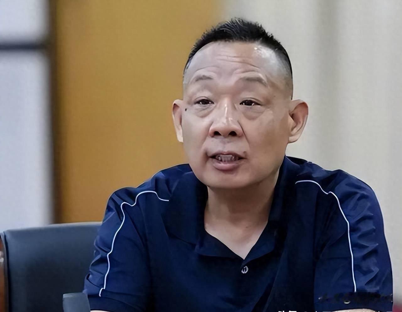 胖东来员工工资没降，网上吵翻天，到底谁在断章取义？这事其实很简单：胖东来根本没