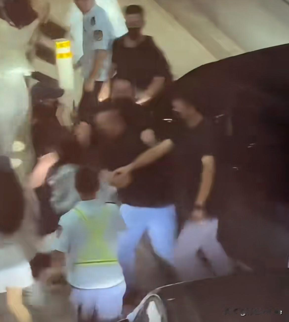 8月2日，易烊千玺被粉丝围车，粉丝一个猛冲，安保人员一把抱住，猛的推开！粉丝趴