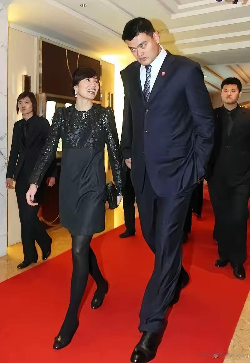 姚明先生这张照片，拍的非常的酷、非常的帅气，与他一起走来的这个女子，不知道是不是