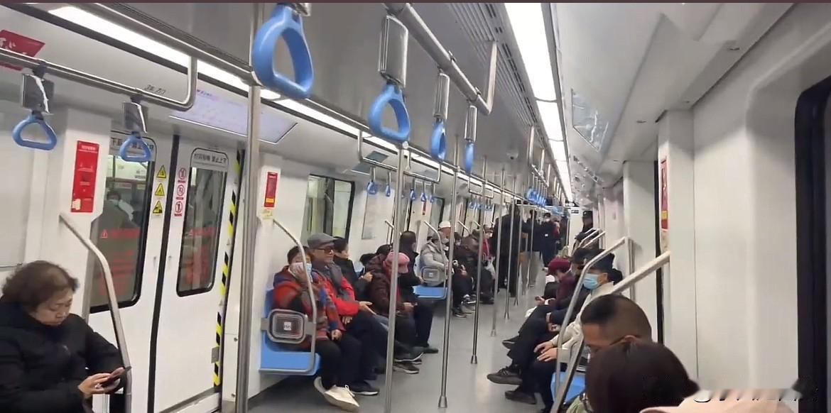 西安地铁15号线今天上午正式通车了15号线的车厢🚇采用A2型车，内部空