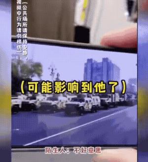 9月3号在日本打工的中国大妈在地铁上用手机看北京阅兵仪式，看到高兴处，大妈将声音