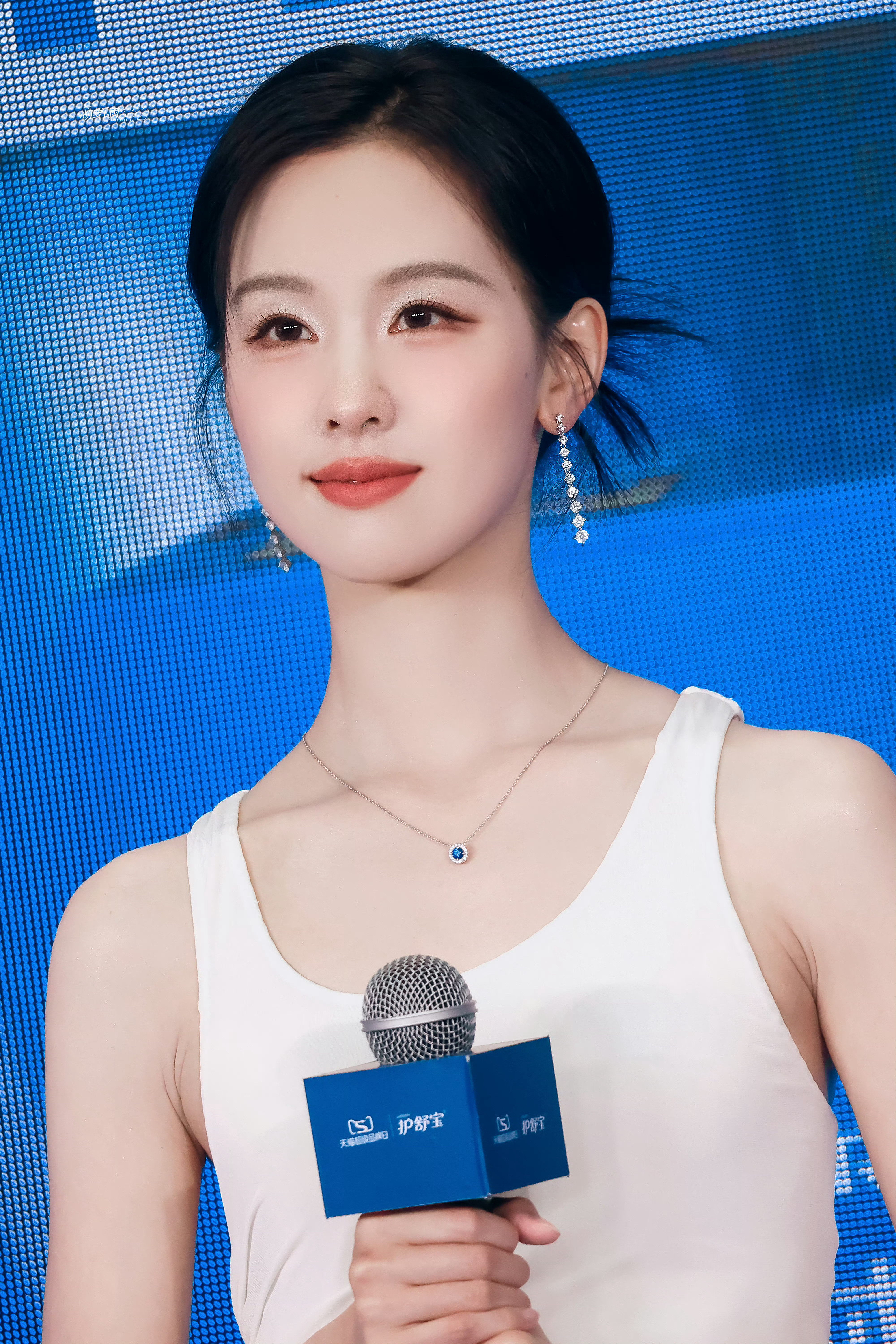 【陈都灵】今天出席线下品牌活动的陈都灵​​​​​​