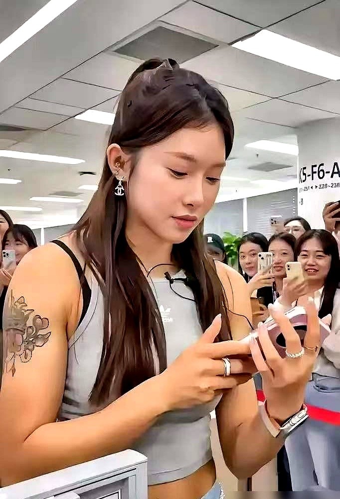向来高调的吴艳妮，这次在镜头前罕见低头了：“跟人家比，我还差得远。”记者愣住了。隔壁31岁的中岛瞳刚