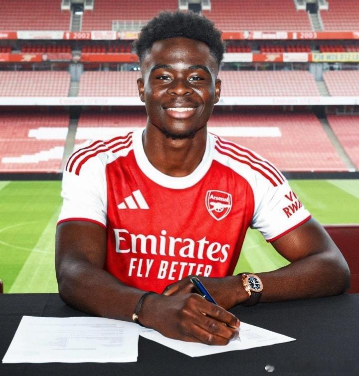 🚨BBC：萨卡已经与阿森纳新签5年合同，直至2031年，周薪超过30万镑！萨卡