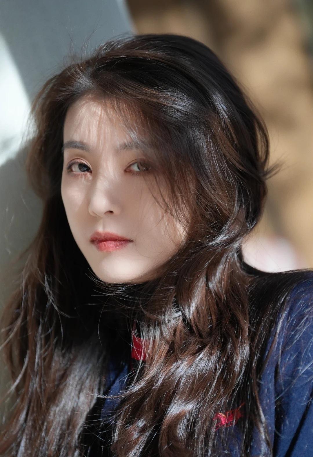 【李云霄的冬日OOTD】“冬日暖阳。”最近，李云霄在社交平台更新了一组新照片~隔