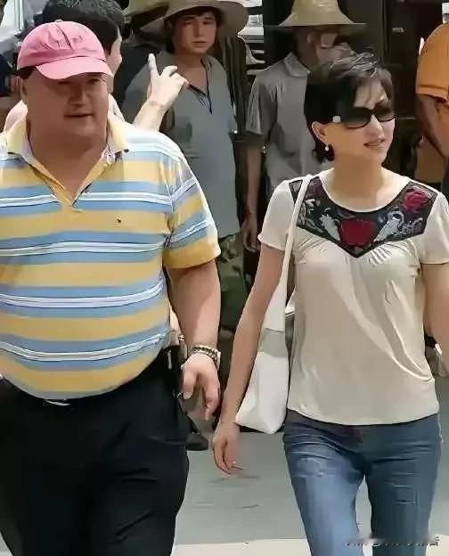 实在想不通，一个主持过综艺节目，登上春晚舞台的央视一姐，怎么会看上这个顶着西瓜皮