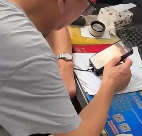 “必须严惩！”江苏连云港，一名患者在医院拍CT时，撞见医务人员正低头玩手机游戏。
