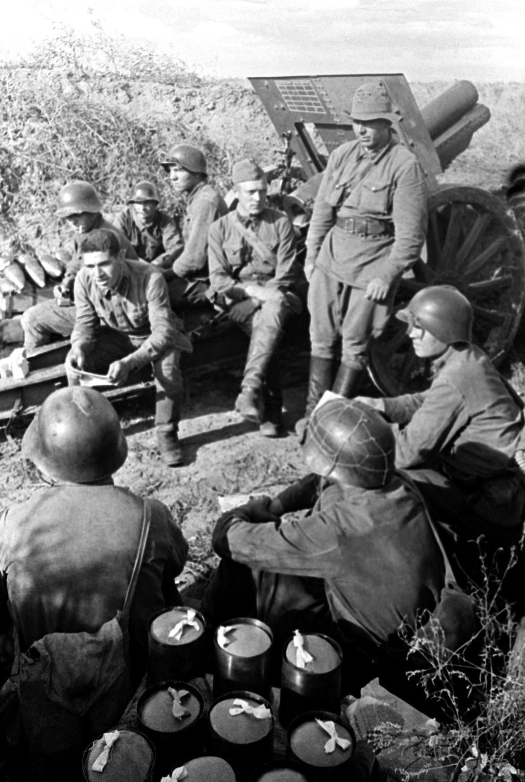 1939年，诺门罕战役期间，苏军第82步兵师第82榴弹炮兵团某营政委正在与战士们